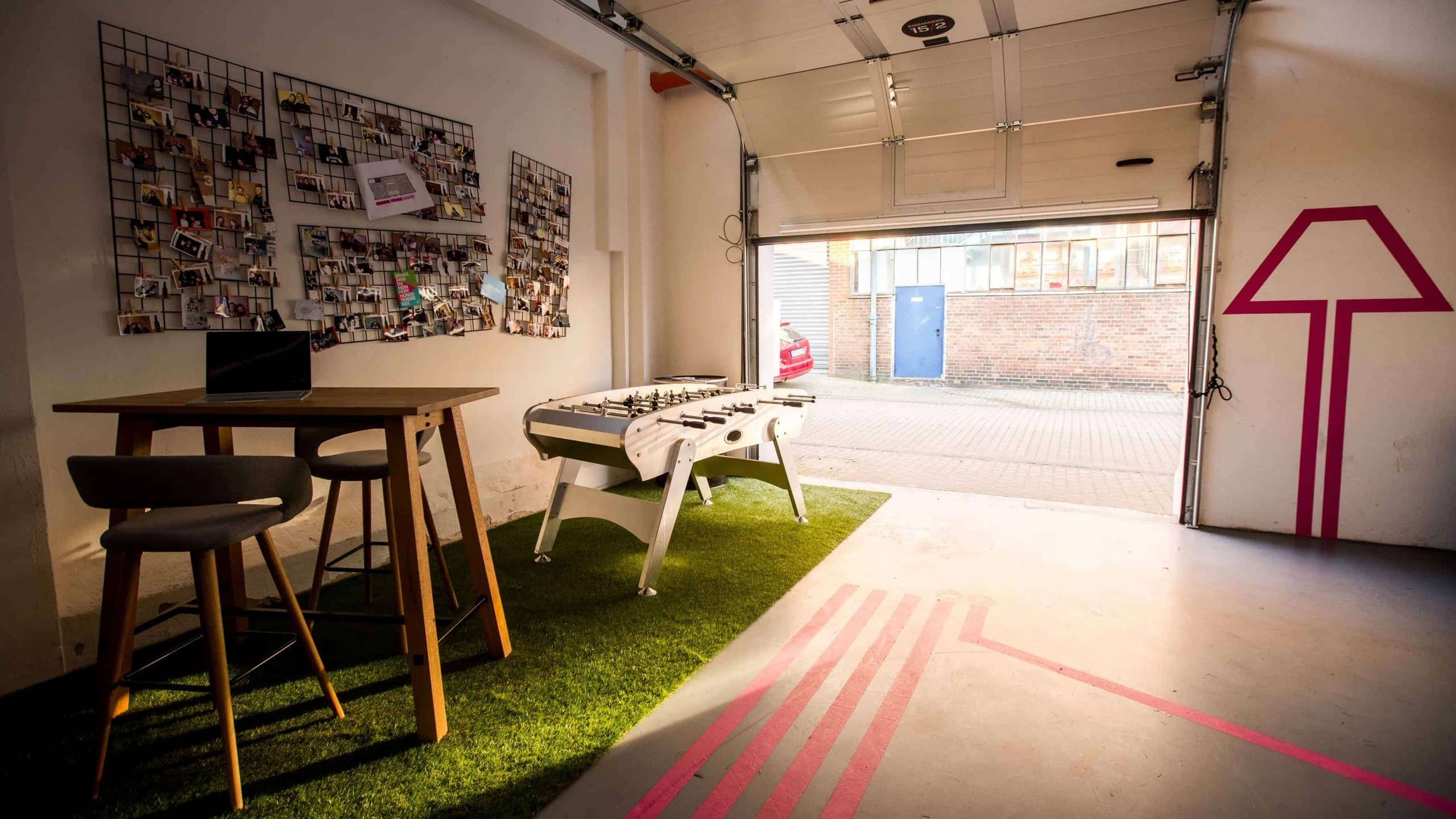 Eingangsbereich mit Rolltor